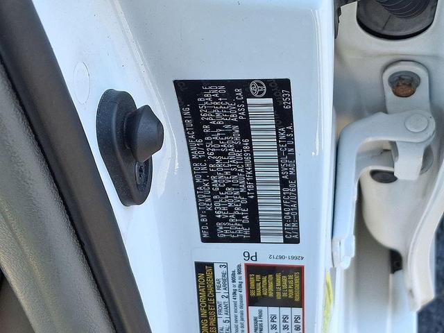 Photo of 2017 Super White Toyota Camry