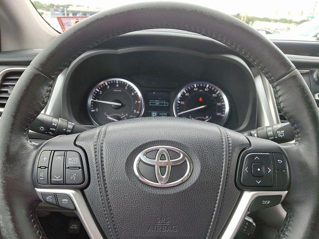 Photo of 2015 Silver Sky Metallic Toyota Highlander
