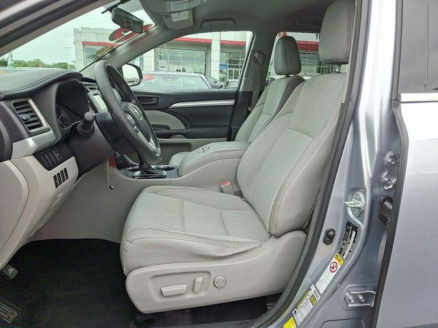 Photo of 2015 Silver Sky Metallic Toyota Highlander