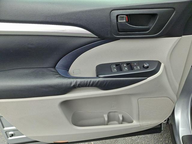Photo of 2015 Silver Sky Metallic Toyota Highlander