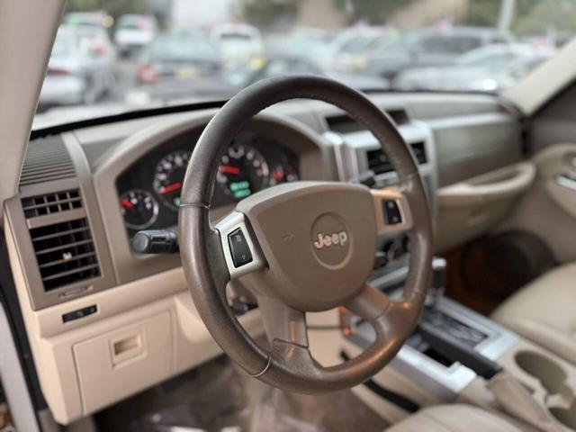 Photo of 2009 Tan Jeep Liberty