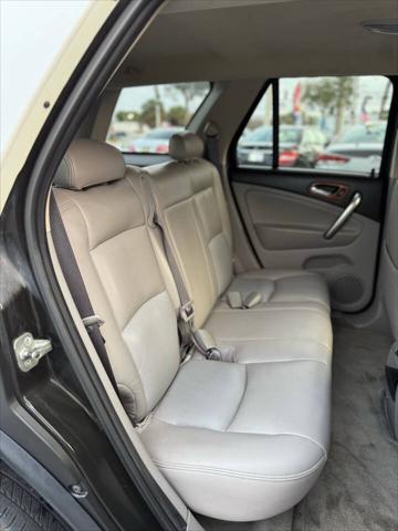 Photo of 2006 White Saturn Vue