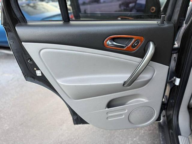 Photo of 2006 Polar White Saturn Vue