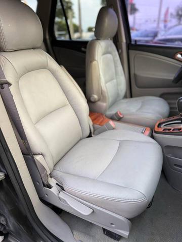 Photo of 2006 Polar White Saturn Vue
