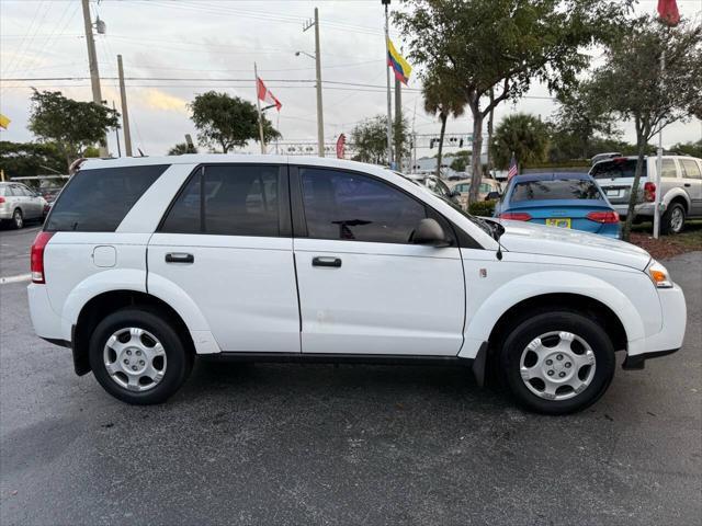 Photo of 2006 White Saturn Vue