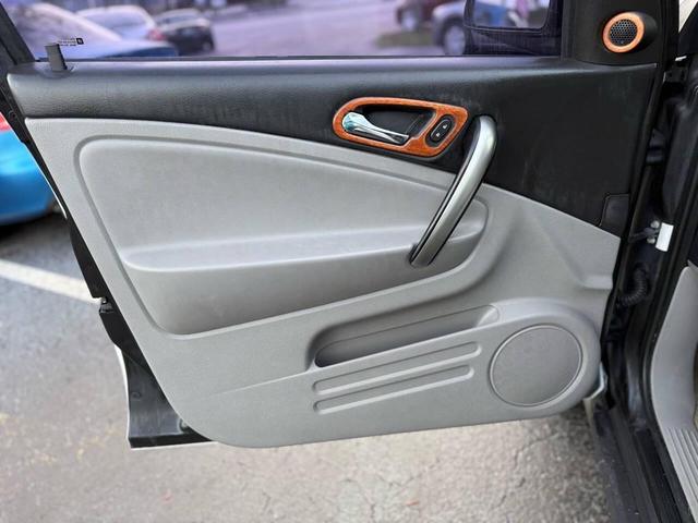 Photo of 2006 Polar White Saturn Vue