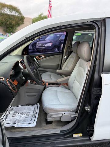 Photo of 2006 Polar White Saturn Vue