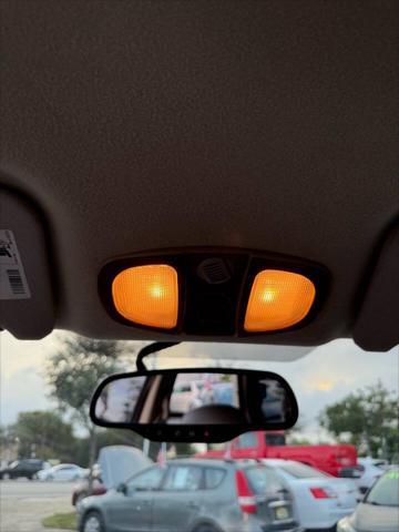 Photo of 2006 White Saturn Vue