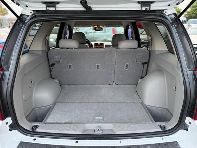 Photo of 2006 Polar White Saturn Vue