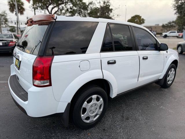 Photo of 2006 White Saturn Vue
