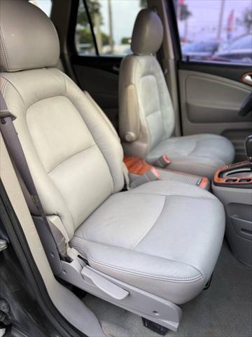 Photo of 2006 White Saturn Vue