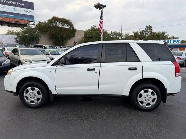 Photo of 2006 White Saturn Vue