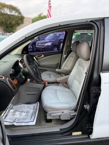 Photo of 2006 White Saturn Vue