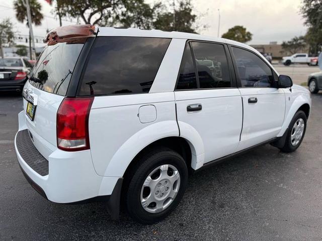 Photo of 2006 Polar White Saturn Vue