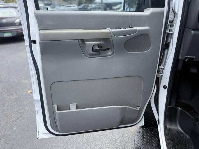 Photo of 2007 Oxford White Clearcoat Ford E250