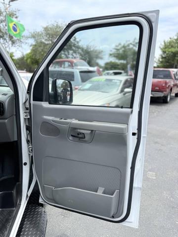 Photo of 2007 Oxford White Clearcoat Ford E250