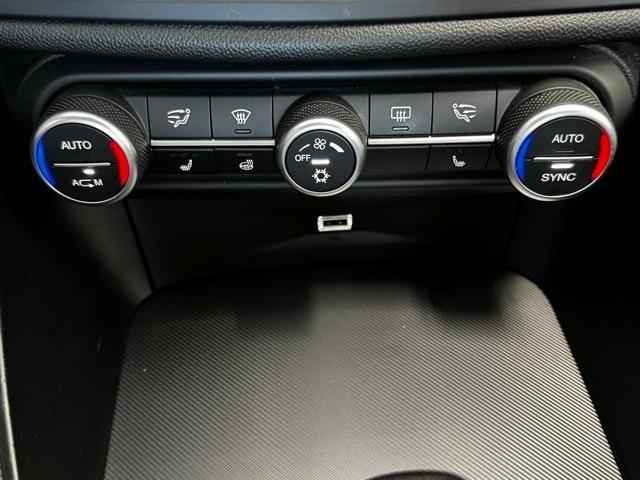 Photo of 2017 Montecarlo Blue Metallic Alfa Romeo Giulia