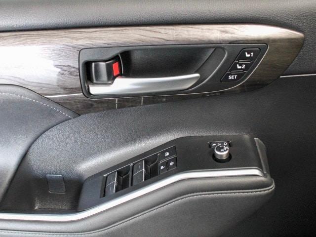 Photo of 2023 Magnetic Gray Metallic Toyota Highlander
