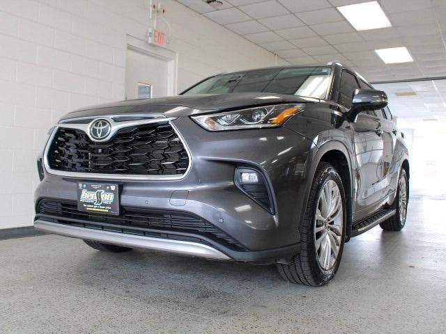 Photo of 2023 Magnetic Gray Metallic Toyota Highlander