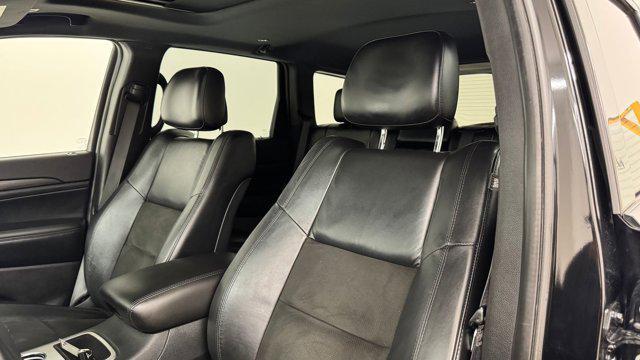 Photo of 2020 Diamond Black Crystal Pearlcoat Jeep Grand Cherokee