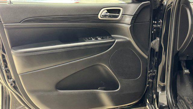 Photo of 2020 Diamond Black Crystal Pearlcoat Jeep Grand Cherokee