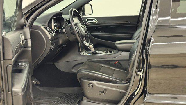 Photo of 2020 Diamond Black Crystal Pearlcoat Jeep Grand Cherokee