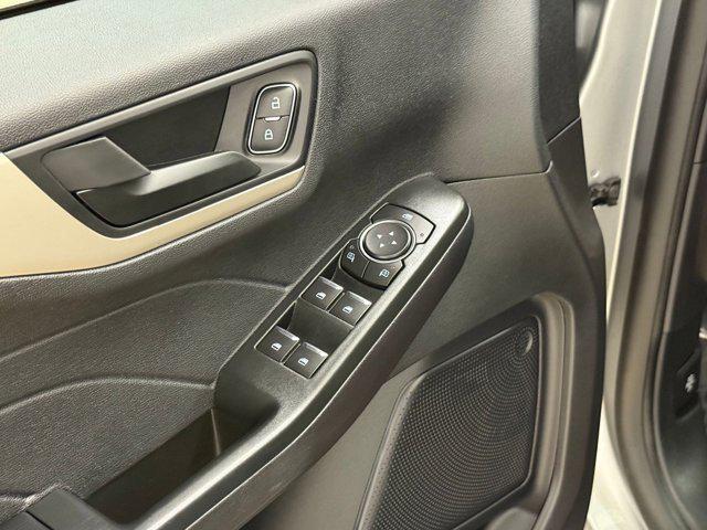 Photo of 2022 Iconic Silver Metallic Ford Escape
