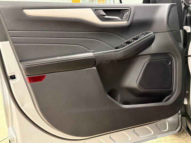 Photo of 2022 Iconic Silver Metallic Ford Escape