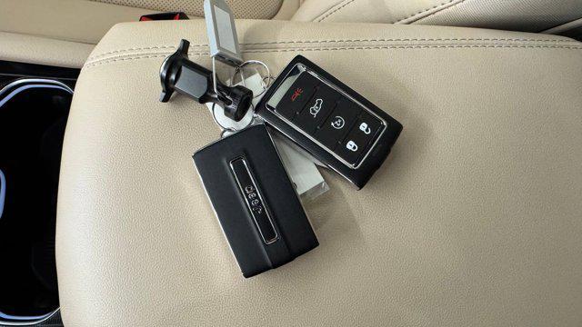 Photo of 2025 Bright White Clearcoat Jeep Grand Cherokee L