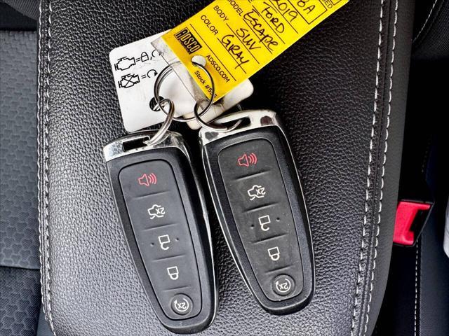 Photo of 2019 Magnetic Metallic Ford Escape