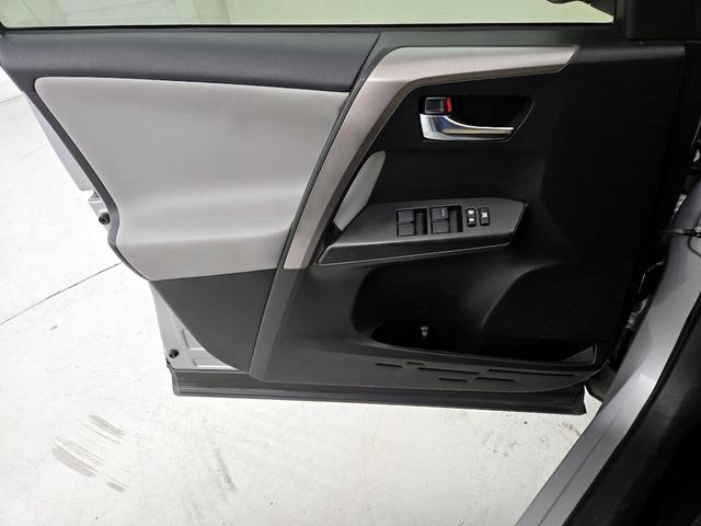 Photo of 2017 Silver Toyota RAV4 Hybrid