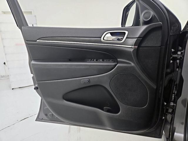 Photo of 2020 Gray Jeep Grand Cherokee