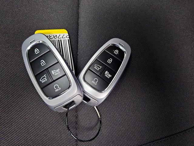 Photo of 2023 White Hyundai TUCSON Hybrid