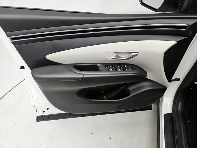 Photo of 2023 White Hyundai TUCSON Hybrid