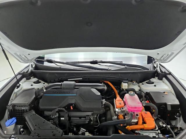 Photo of 2023 White Hyundai TUCSON Hybrid