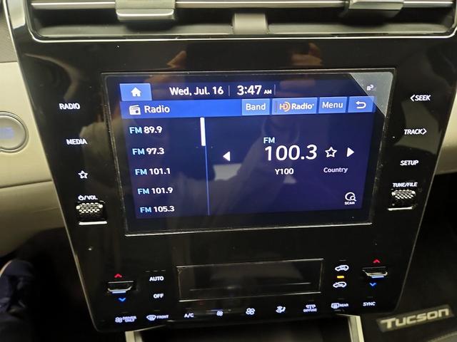 Photo of 2023 White Hyundai TUCSON Hybrid