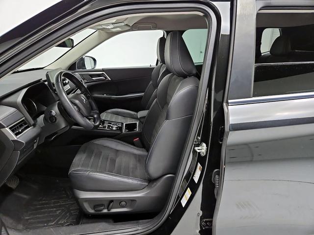 Photo of 2023 Black Mitsubishi Outlander