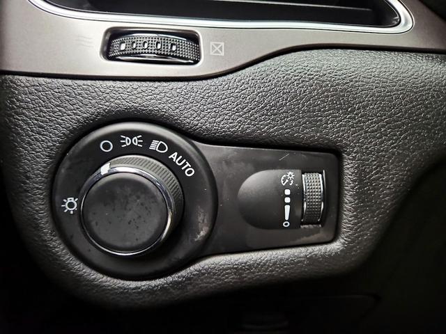 Photo of 2020 White Jeep Cherokee
