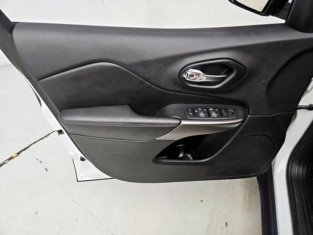 Photo of 2020 White Jeep Cherokee