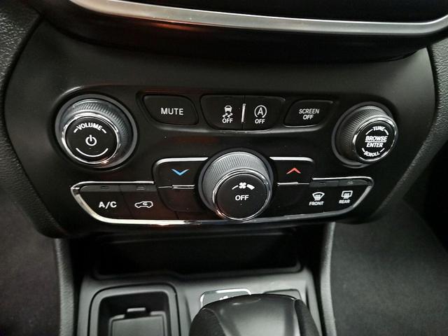 Photo of 2020 White Jeep Cherokee