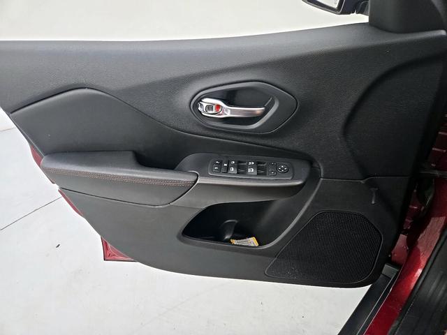 Photo of 2020 Burgundy Jeep Cherokee