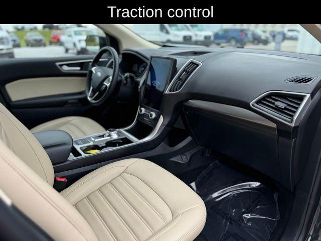 Photo of 2024 Green Metallic Ford Edge