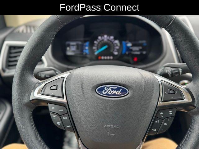 Photo of 2024 Green Metallic Ford Edge