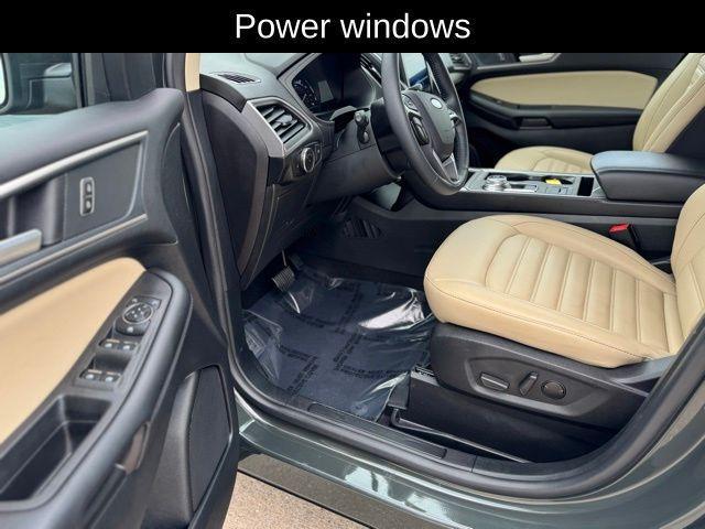 Photo of 2024 Green Metallic Ford Edge