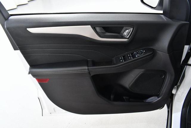 Photo of 2022 Oxford White Ford Escape