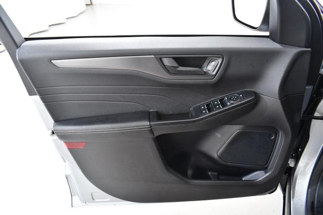 Photo of 2024 Iconic Silver Metallic Ford Escape