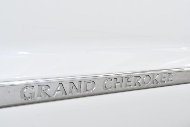 Photo of 2013 Bright White Clearcoat Jeep Grand Cherokee