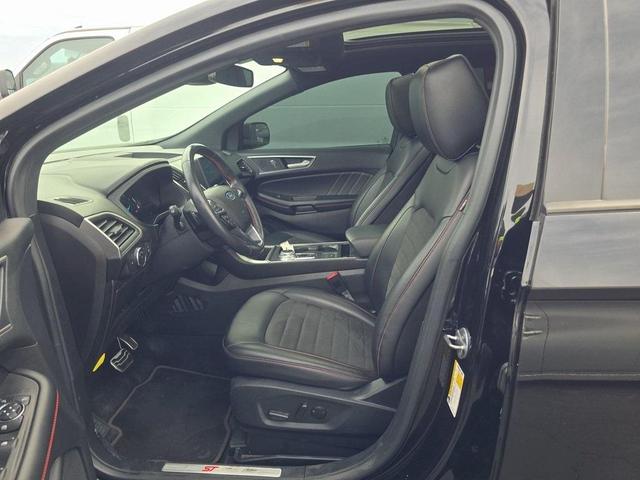 Photo of 2022 Agate Black Metallic Ford Edge