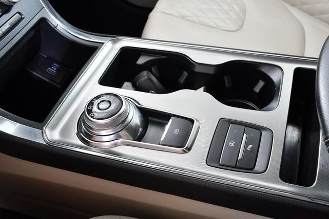 Photo of 2024 Black Metallic Ford Edge