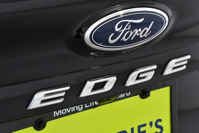 Photo of 2024 Black Metallic Ford Edge